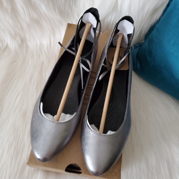 NEW Born Kharen Silver Leather Ankle Lace Flats - Picture 6 of 10